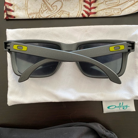 Oakley Holbrook - Picture 2 of 3